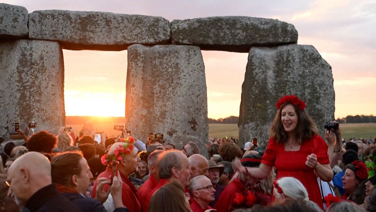 Jako pohané. Desítky tisíc lidí slavily u Stonehenge letní slunovrat