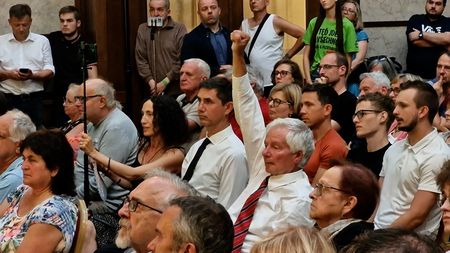 Fiala debatoval ve Zlíně. Sládek se hodinu a půl marně hlásil o slovo