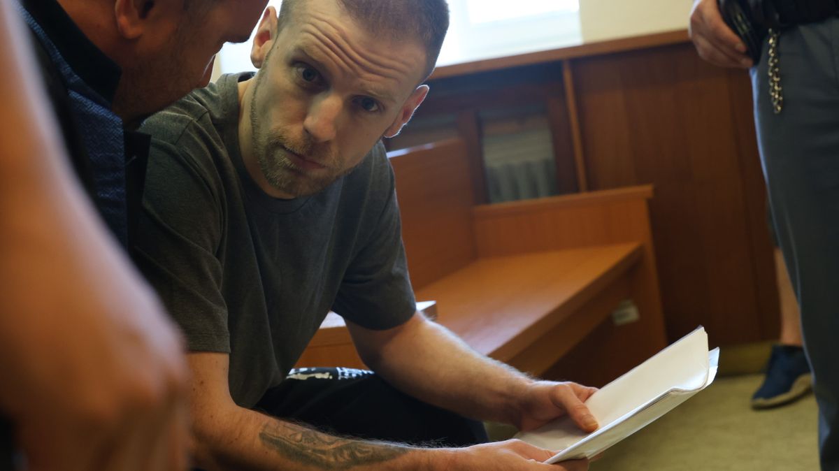 Dealer dostal 14 let. Nezletilá dívka mu platila sexem, zemřela ve vlaku na předávkování