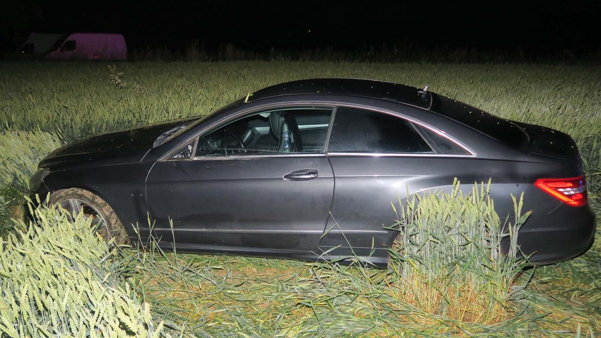 Mercedesu srazil u Brna chodce. Řidič po nehodě vjel do pole a pak utekl