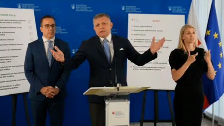 „Buďte zticha, já jsem premiér!“ Fico se na tiskové konferenci neovládal