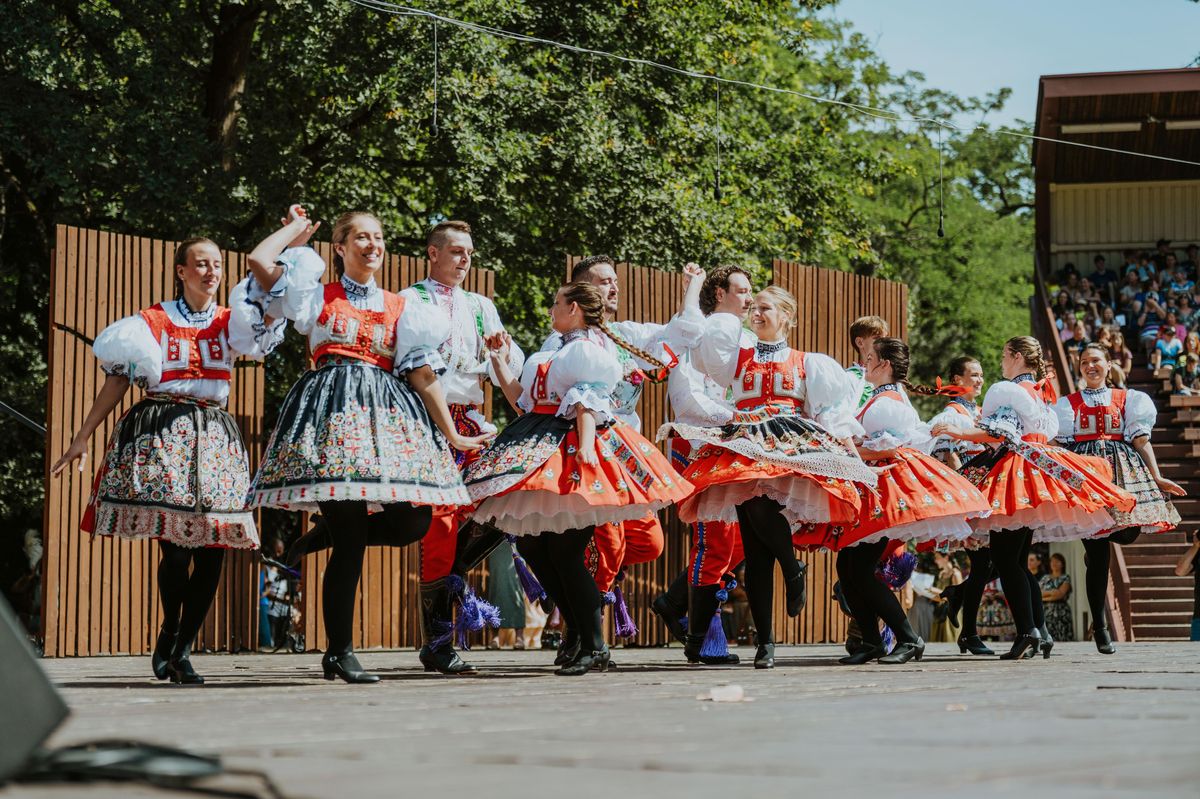 Folklorní Strážnice slaví osmdesát. Účinkujících jsou tisíce, dorazí i ze zámoří