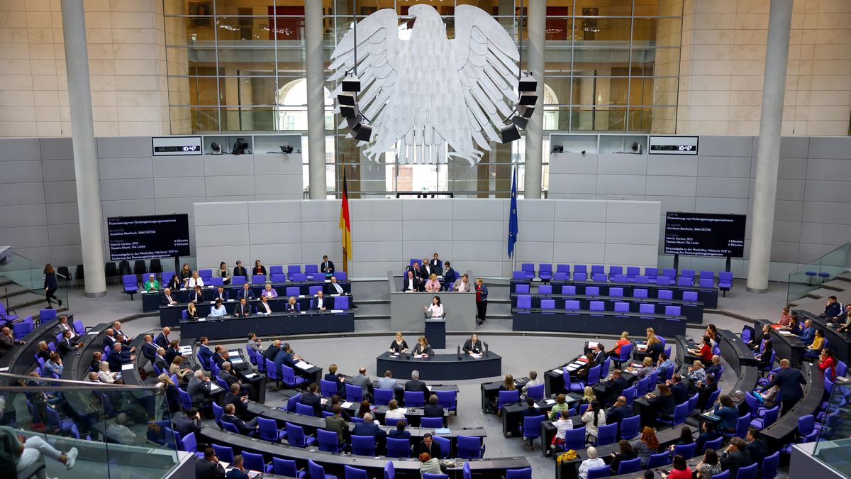 Němečtí poslanci schválili pozastavení slučování rodin uprchlíků