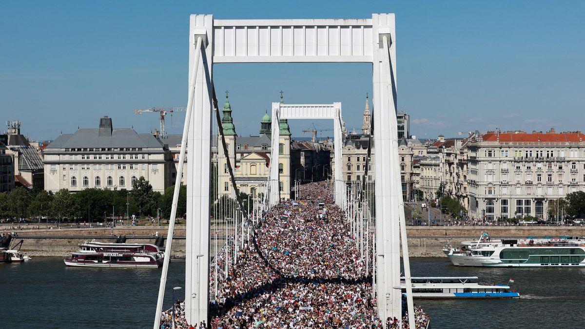 Kvůli Budapest Pride spustila maďarská policie řízení proti neznámému pachateli. Politička se sama demonstrativně udala
