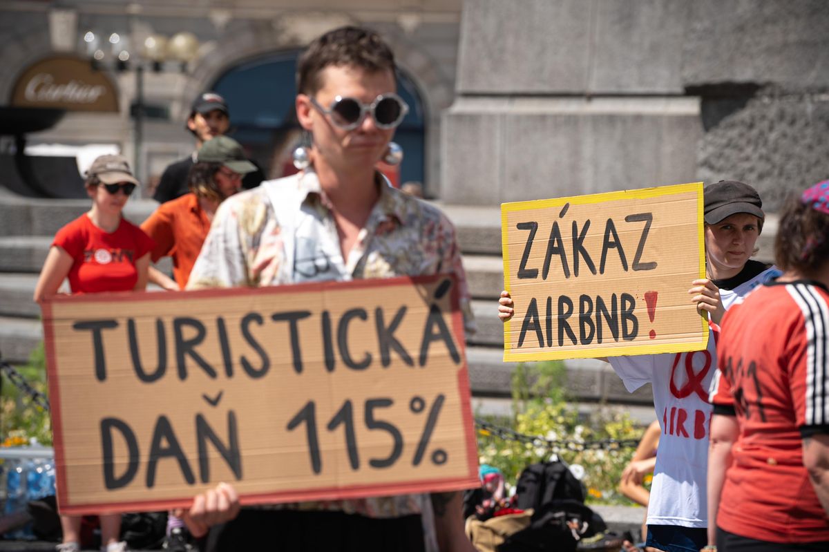 FOTO: V Praze se protestovalo proti Airbnb a turismu