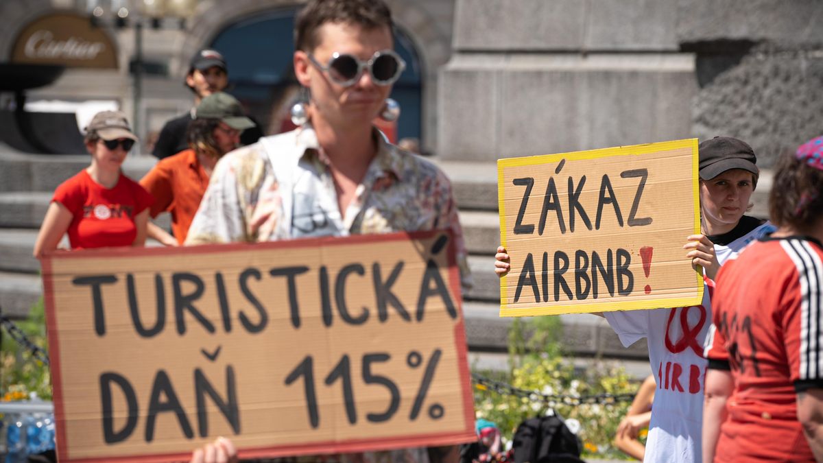 FOTO: V Praze se protestovalo proti Airbnb a turismu