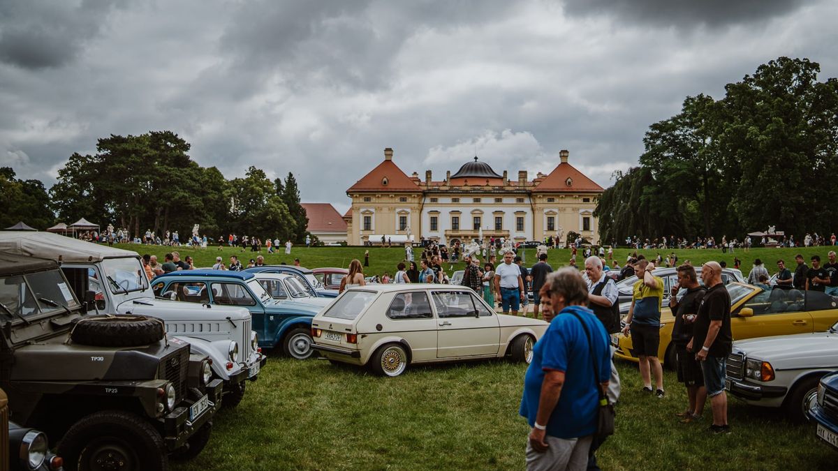 FOTO: Park zámku ve Slavkově zaplavilo při Veteranfestu přes 1300 historických vozidel