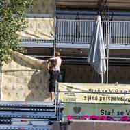 Pracovníci dokončují úpravy jedné z VIP zón.