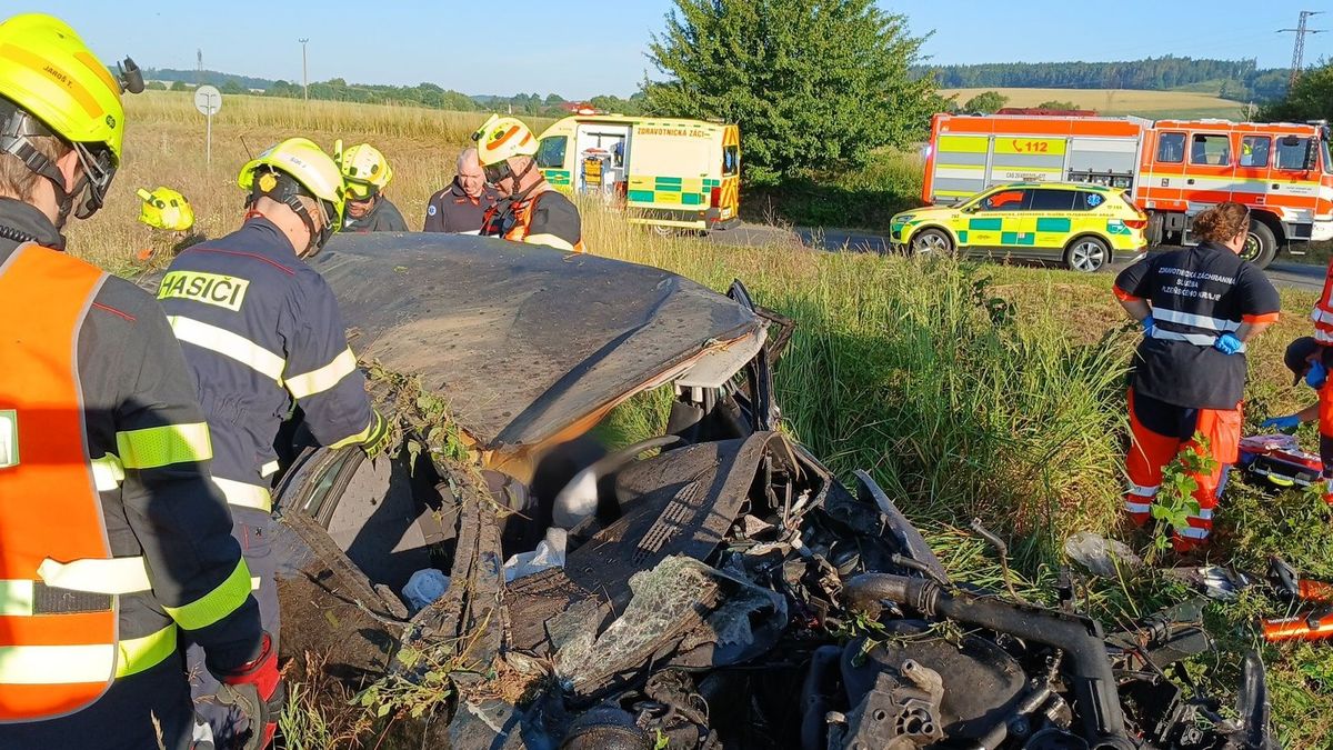 Rychlík na Plzeňsku smetl škodovku. Řidič ignoroval výstražná světla
