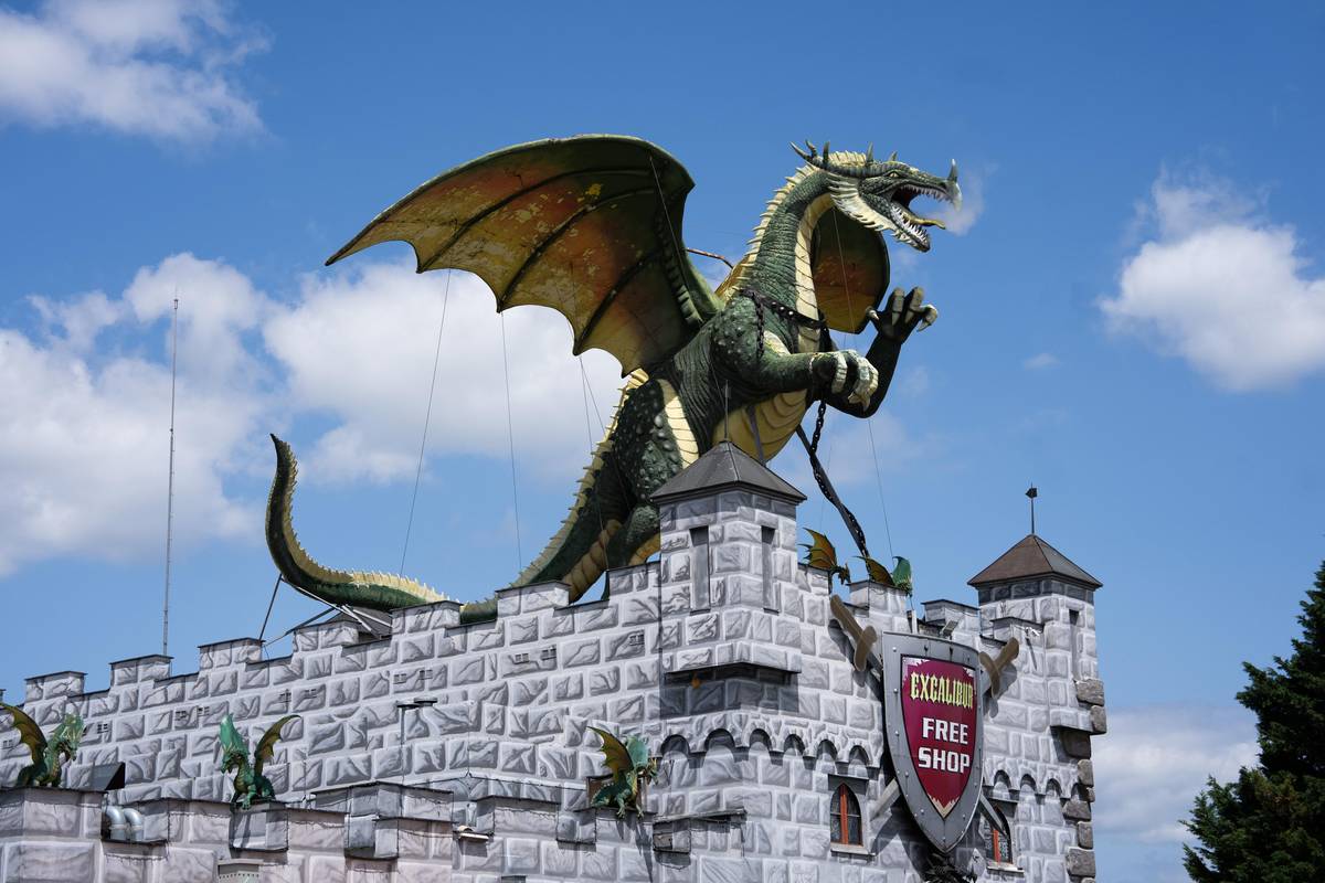 Hraniční přechod Hatě a známý obchod se vším možným a drakem na střeše. 