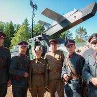 Členové klubu vojenské historie, kteří se pak účastnili ukázky. Světle modré uniformy pochází z dob protektorátu.