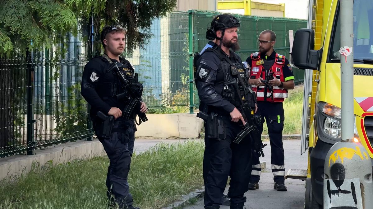 Policejní manévry na Praze 10. Pro ozbrojeného muže si šli v neprůstřelných vestách