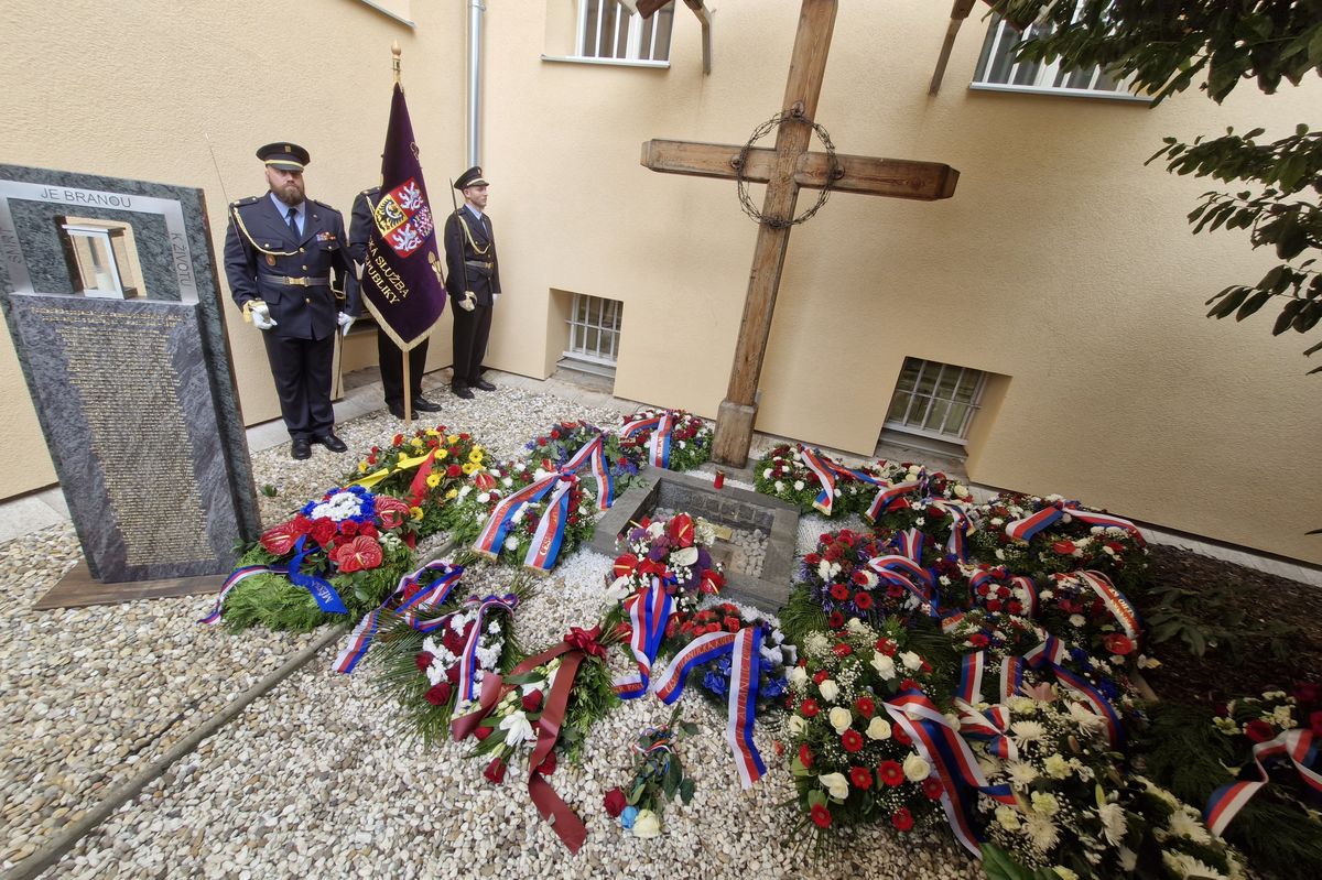 Vzpomínka na Miladu Horákovou na místě její popravy. „Nesmíš se děsit, že se už nevrátím. Život se nemazlí,“ psala dceři