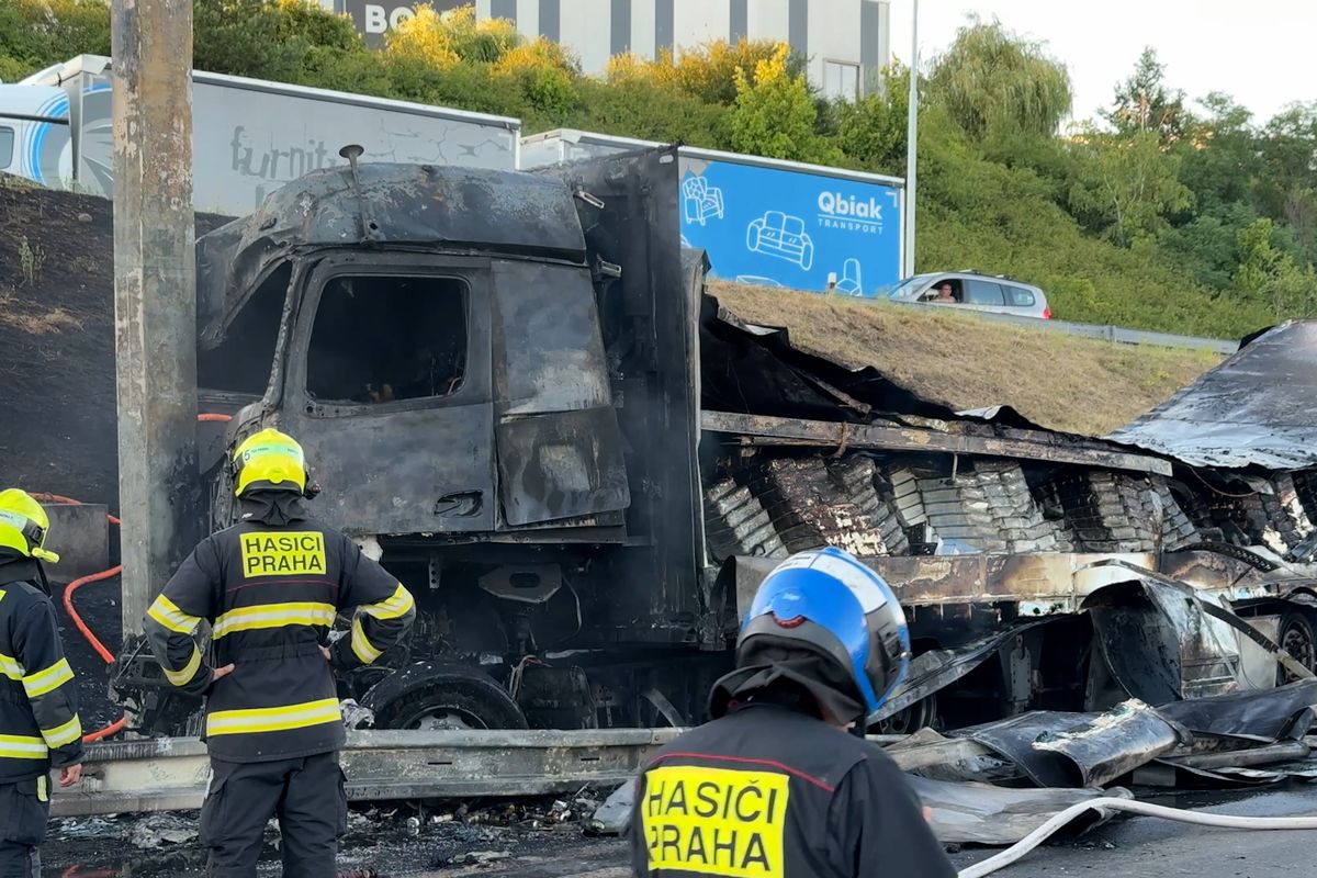 Požár kamionu zablokoval pražskou Jižní spojku
