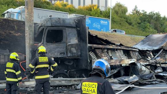 V Praze nastal po požáru kamionu dopravní kolaps