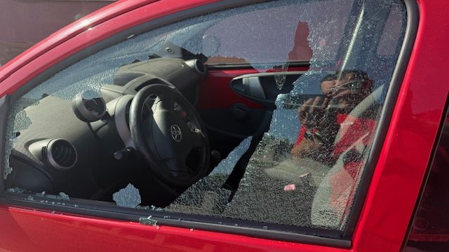 Střelec se vzduchovkou děsí motoristy na Hlučínsku. Autoservisy nestíhají opravovat rozbitá okna