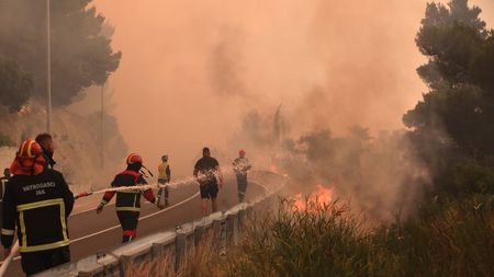 U Splitu hoří, s požárem bojuje stovka hasičů