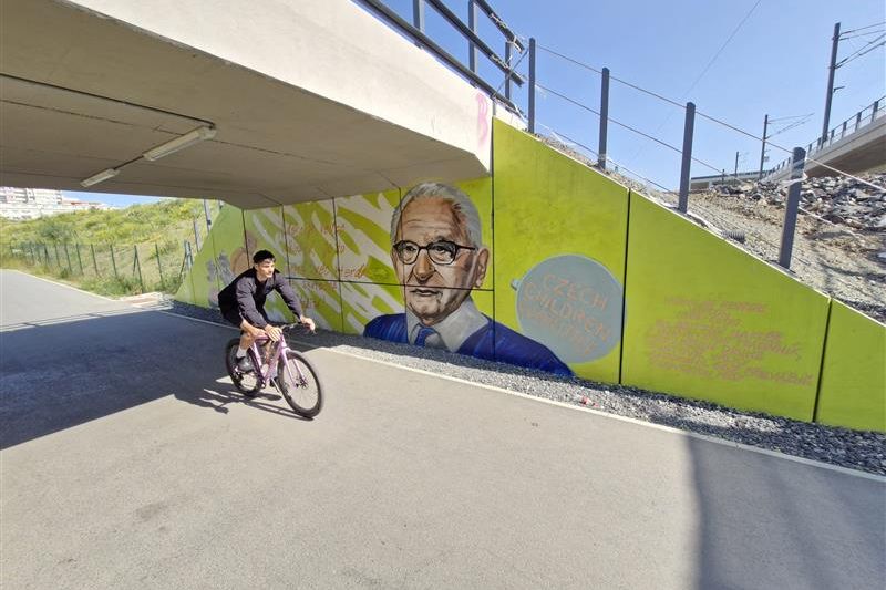 Nicholas Winton při záchraně dětí ze spárů nacistů pracoval v týmu. Připomenou to nové pražské ulice