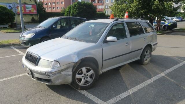 S odcizeným autem muž bez řidičského průkazu boural v Přerově. Pak šel pít do baru