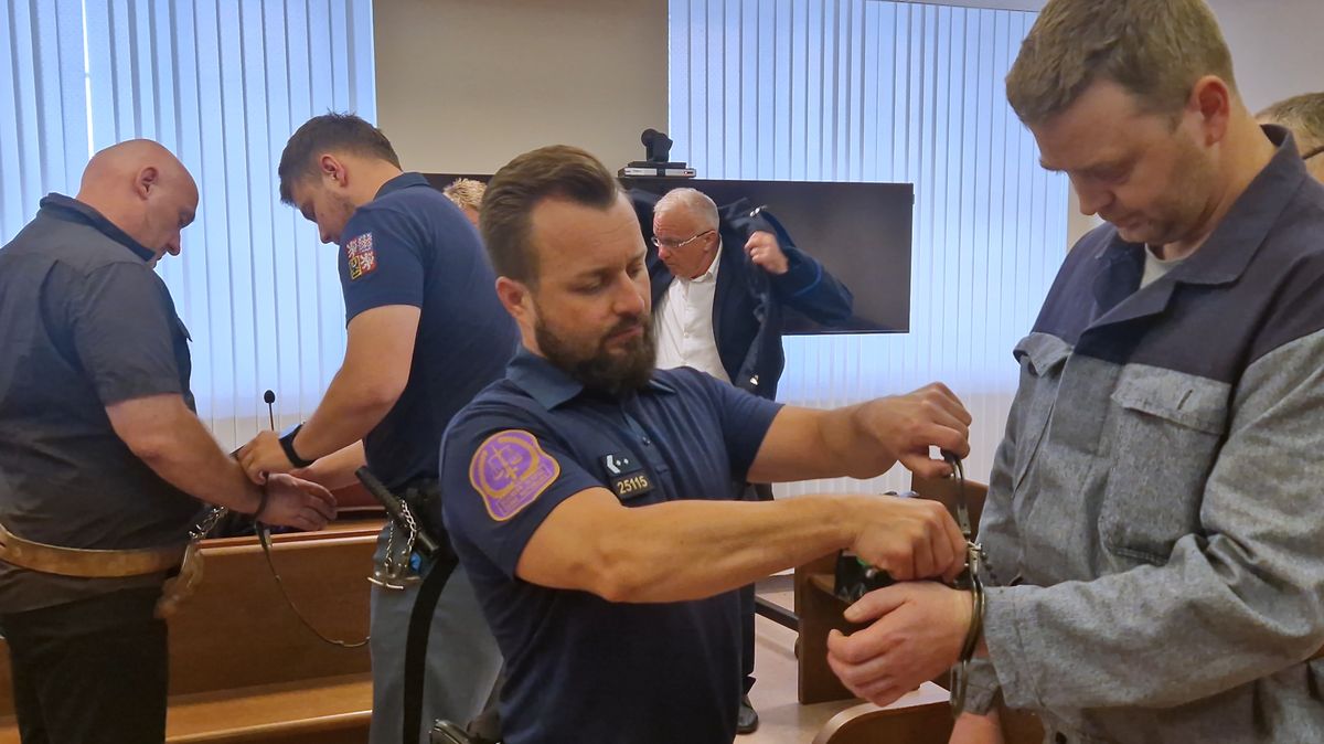 Jsme zloději, krademe celý život. Parta recidivistů byla odsouzena za loupež dědictví na Semilsku