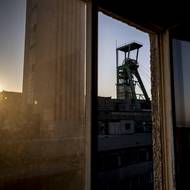 Důl ČSM při východu slunce. Těžit se tu bude už jen pár měsíců, ražba nových chodeb skončila. 