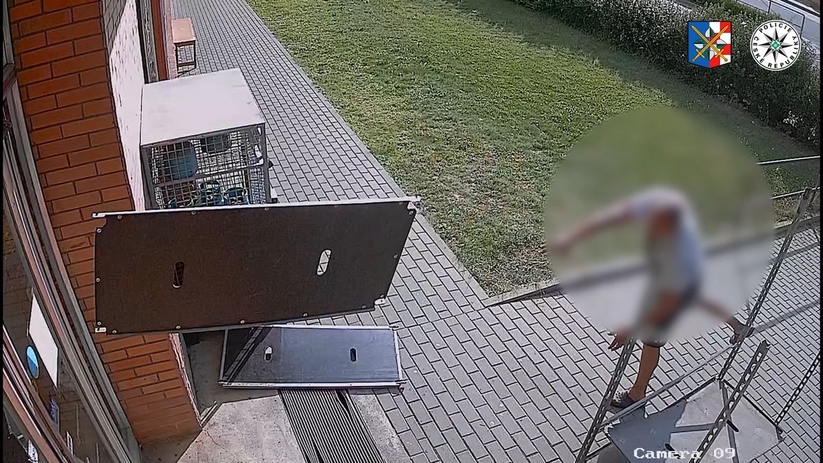 Kamioňákovi na Olomoucku ruply nervy. Rozdal zdarma náklad, vešel do obchodu a zdemoloval ho