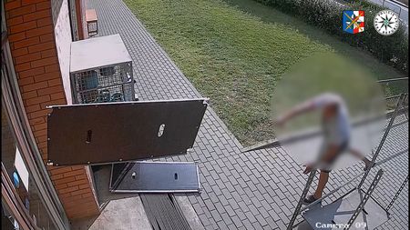 Kamioňákovi na Olomoucku ruply nervy. Rozdal zdarma náklad, vešel do obchodu a zdemoloval ho