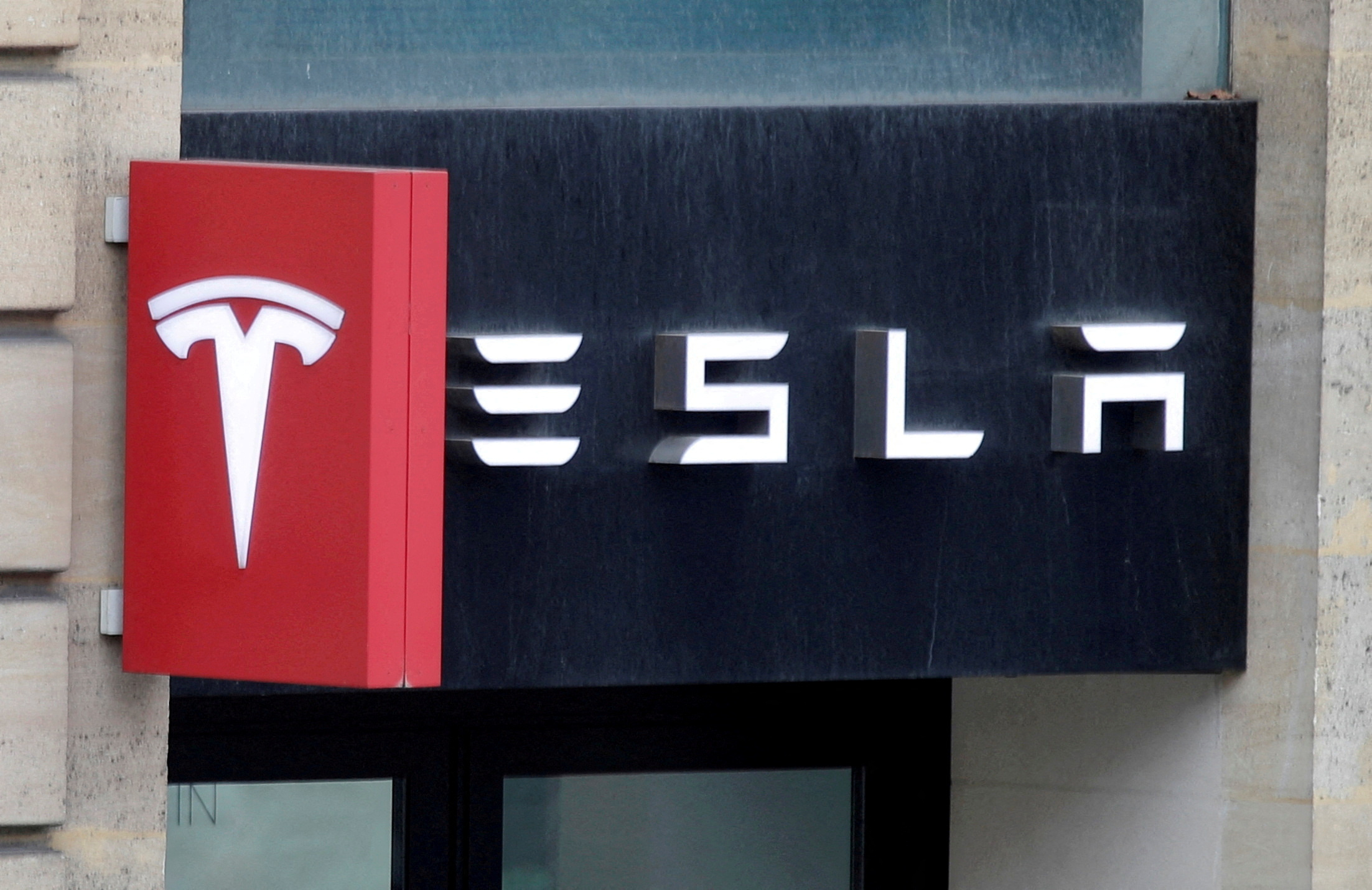 Muskova automobilka Tesla zvýšila tržby o čtvrtinu, ale zisk jí klesl