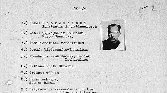 Děd nové šéfky MI6 donášel nacistům a osobně vraždil Židy