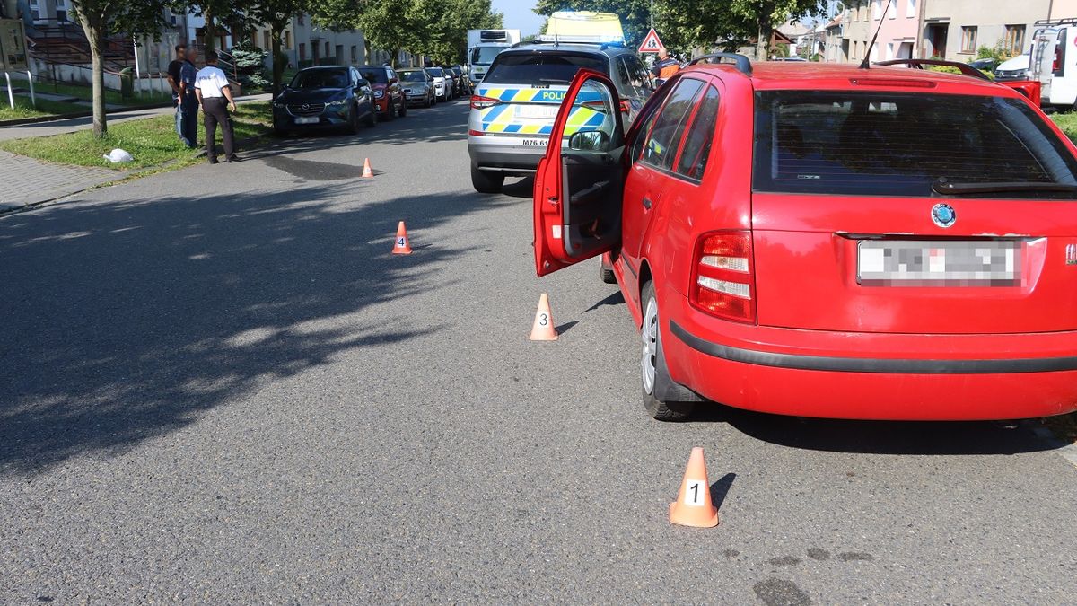 Řidič na Olomoucku otevřel dveře auta přímo před ženou na kole