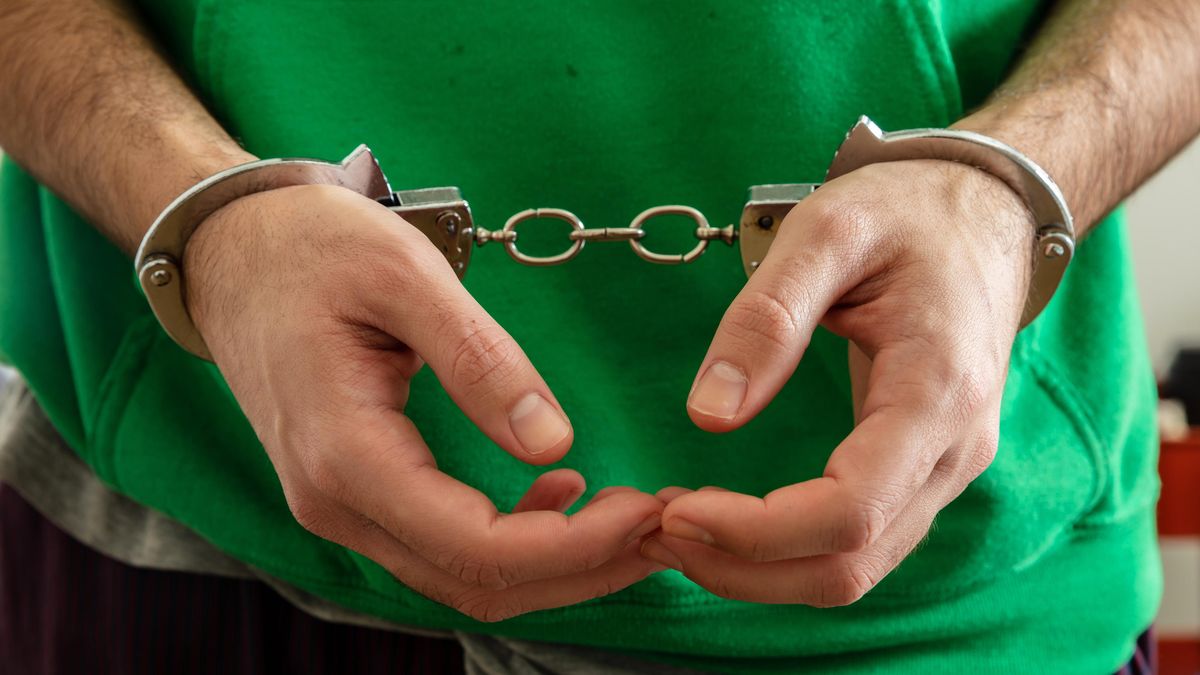 Agresivní muž na Sokolovsku plival krev po záchranářích, pak kopl do policisty