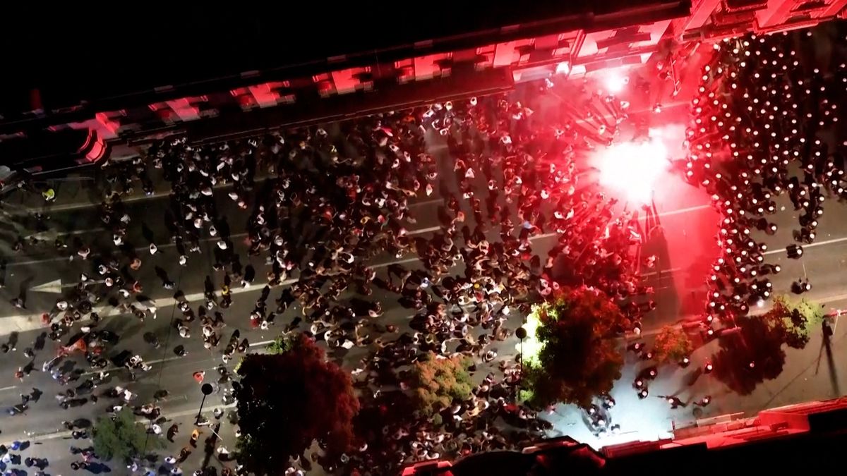 Masivní protesty v Bělehradě proti vládě, policie nasadila slzný plyn