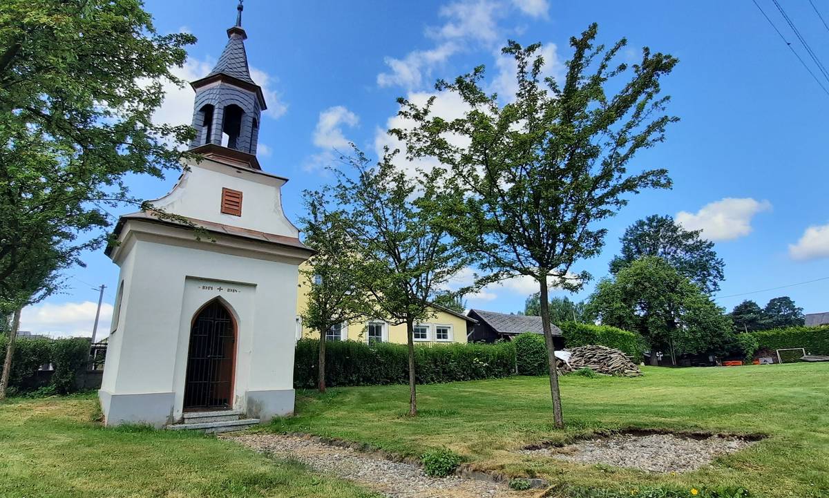 Po památníku zůstal před kaplí v Edrovicích jen obdélník v trávníku.  
