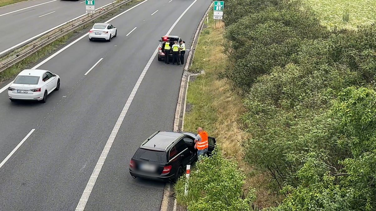 Kličkující cizinec na D10. Řidiči se udělalo špatně a boural, museli ho resuscitovat