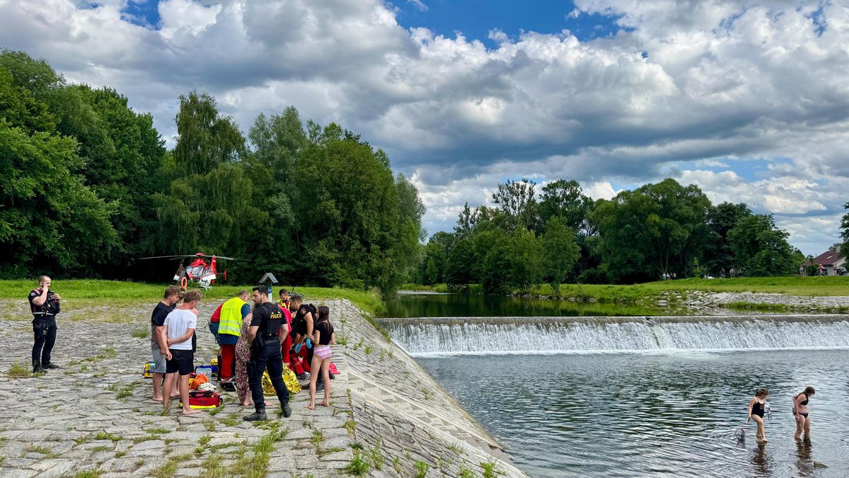 Pod splavem ve Frýdlantu nad Ostravicí se najednou topily dvě dívky
