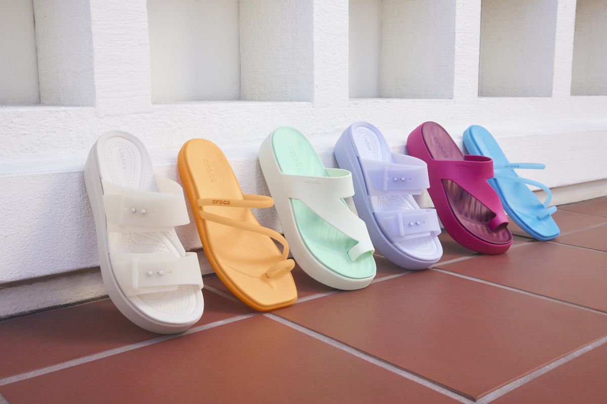 Američané šetří, akcie výrobce sandálů Crocs spadly o 30 procent