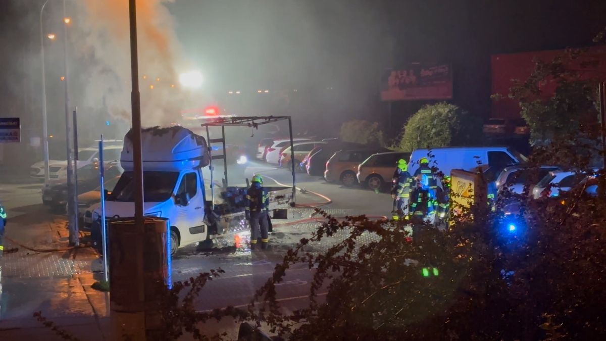 Plameny a rány jako od výbuchu. Brněnské sídliště vyděsil požár dodávky