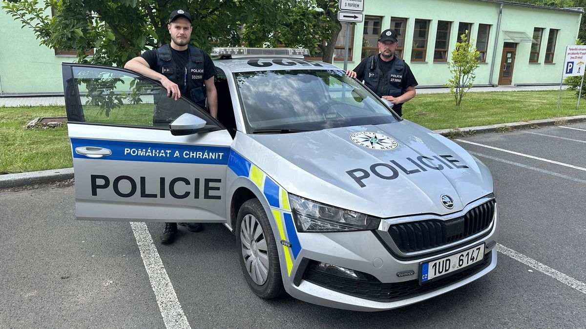 Podařilo se jim evakuovat většinu seniorů z hořícího domu s pečovatelskou službou. Nyní za to byli oceněni