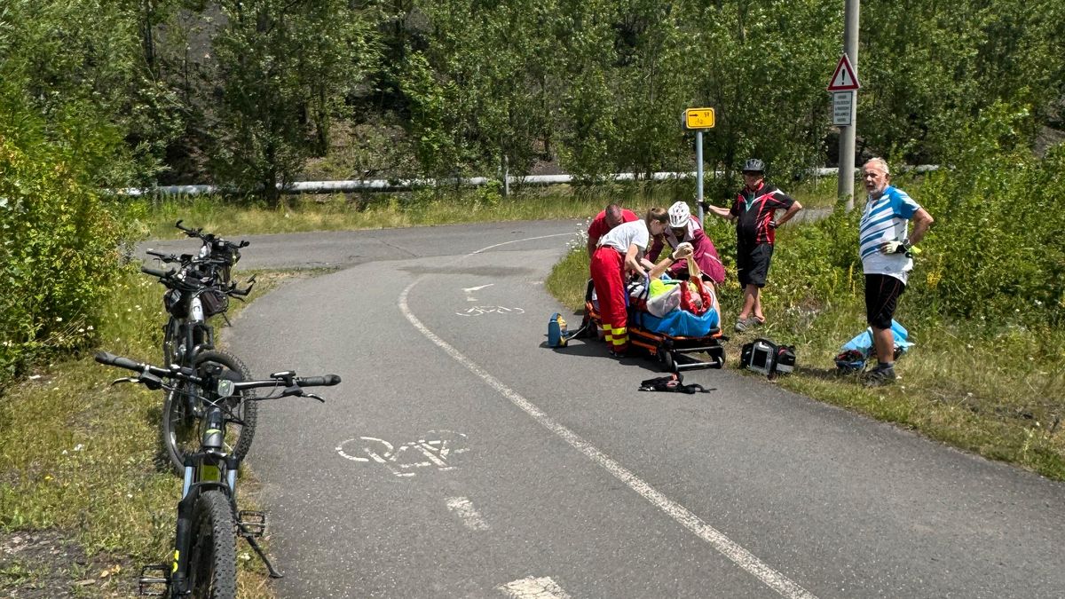 Senior spadl v Paskově z kola vedle projíždějícího vlaku, záchranáři k němu museli pěšky