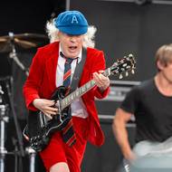 Angus Young jde na výlet kupředu, baskytarista Chris Chaney zůstává na svém místě