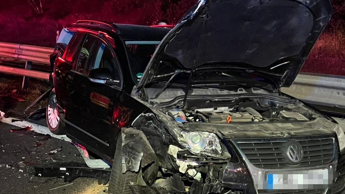 Do původně lehké nehody na D11 u Prahy se vřítil opilý řidič. Jeden mrtvý, další těžce zraněný