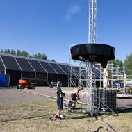 Pracovníci budují osvětlení v okolí Future Stage, která bude ve velkém stanu.