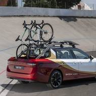 Základem je Škoda Superb Combi, přestavěná na pick-up se speciálním nosičem kol.