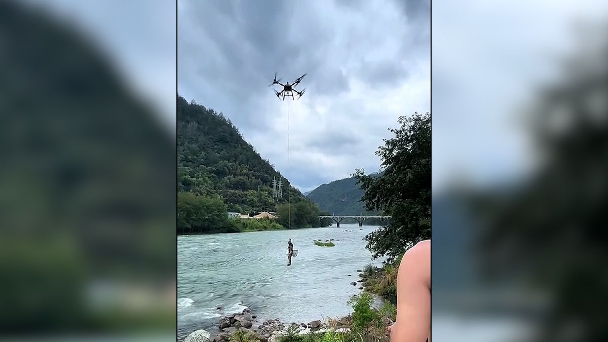 Dron zachránil čínského rybáře z rozbouřené řeky