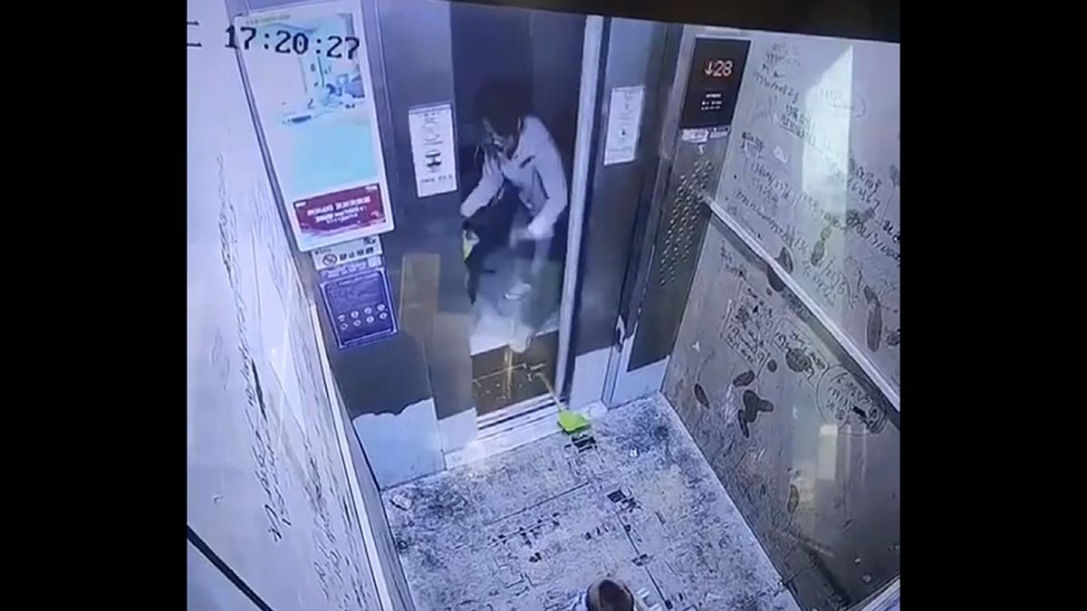 Číňanka rozbila výtah dětskou lopatkou, chtěla zablokovat dveře