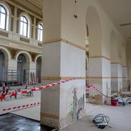 Uvnitř Burzy ještě práce pokračují.