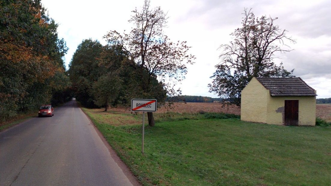 Do traktorem sražených elektrických drátů u Kutné Hory vjeli nezletilí na motorce. Popáleného odvezl vrtulník