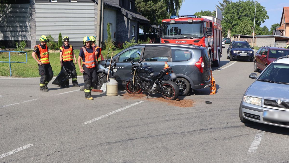 Motorkáři bourali v Olomouci. Nedali jim přednost řidiči aut