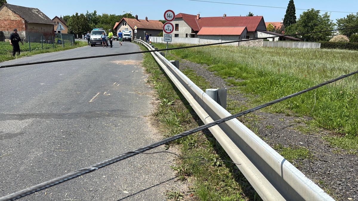 Do traktorem sražených elektrických drátů u Kutné Hory vjeli nezletilí na motorce. Popáleného odvezl vrtulník
