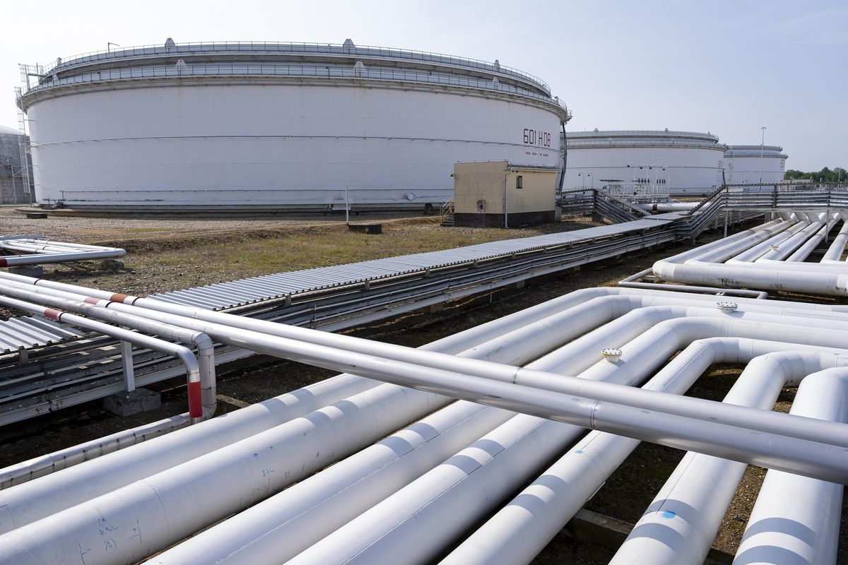 Ceny výrobců v průmyslu loni klesly, značně u ropy a zemního plynu 